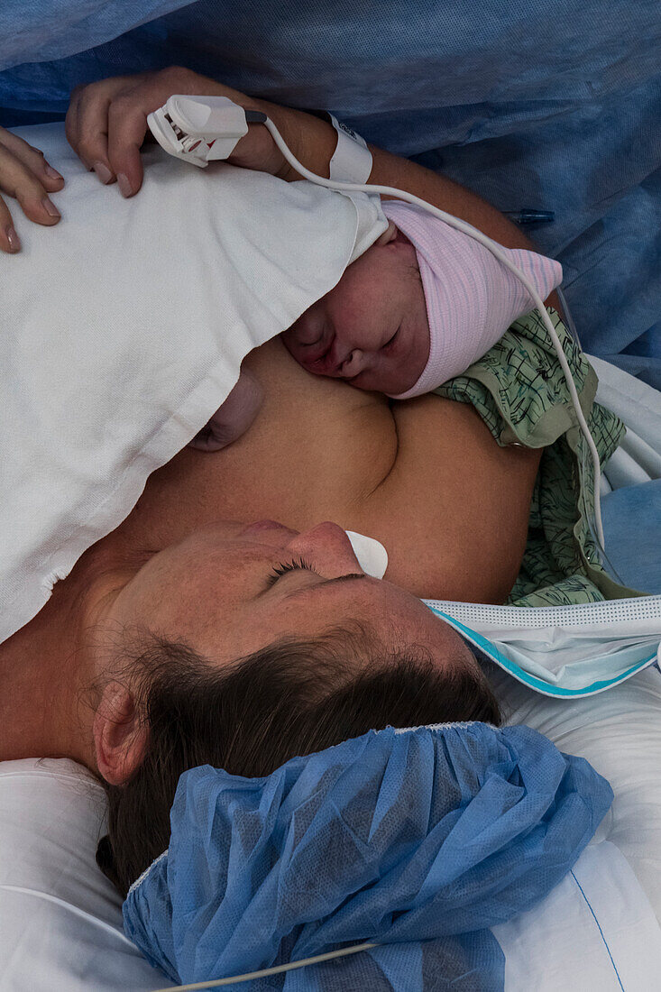 Im Krankenhaus liegende Mutter mit neugeborenem Mädchen (0-1 Monate)