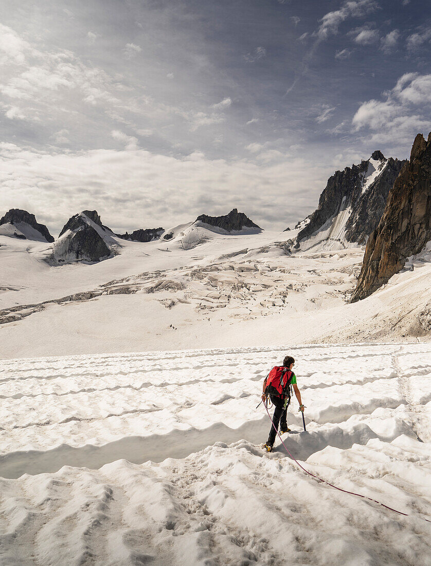 Frankreich, Hochsavoyen, Chamonix, Mont Blanc, Rückansicht eines Bergsteigers auf dem Gletscher