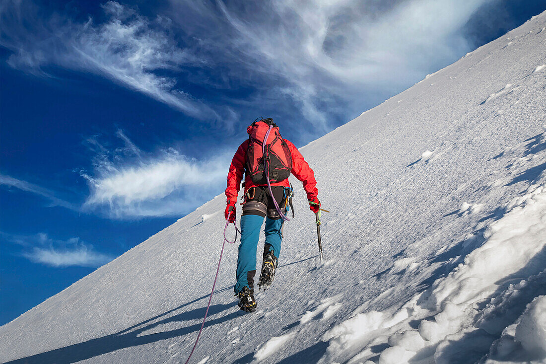 Schweiz, Kanton Bern, Jungfrau, Bergsteiger beim Aufstieg auf einen verschneiten Berg