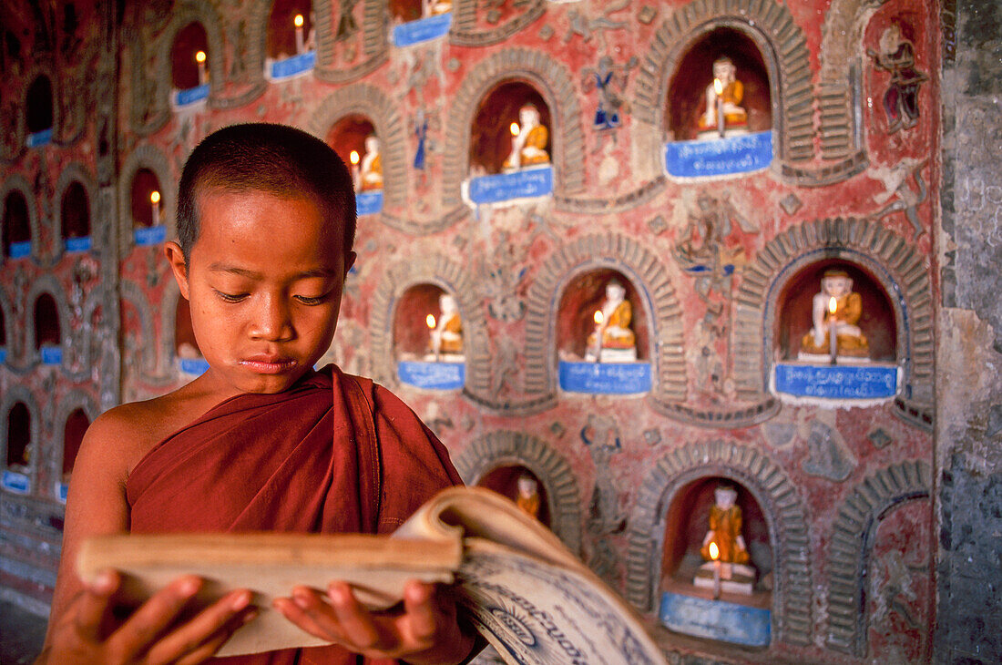 Myanmar, Shan-Staat, Inle-See, buddhistischer Mönchsanwärter liest Gebete im Shwe Yan Pyay-Kloster