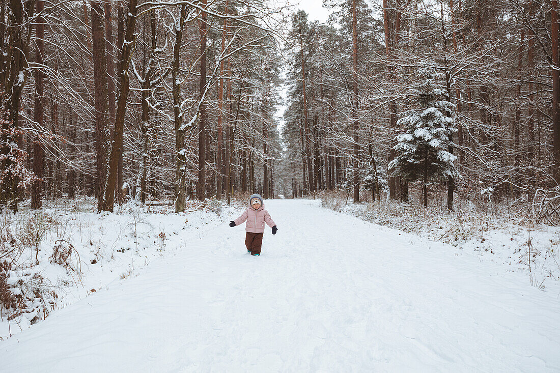 Polen, Unterkarpaten, Mädchen hat Spaß im Winter