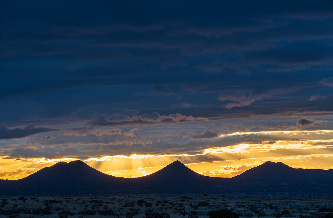 Vereinigte Staaten, New Mexico, Cerrillos, Bunter Himmel über Cerrillos bei Sonnenuntergang