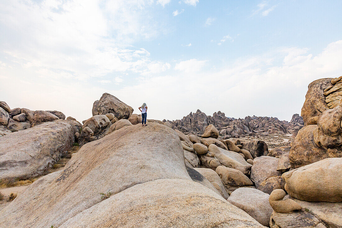 USA, California, Lone Pine, Woman looking at Alabama Hills in Sierra Nevada Mountains