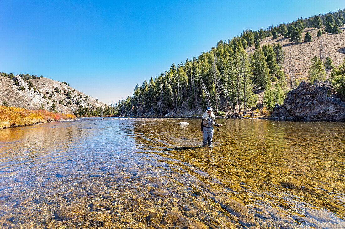 USA, Idaho, Stanley, Frau beim Fliegenfischen im Salmon River