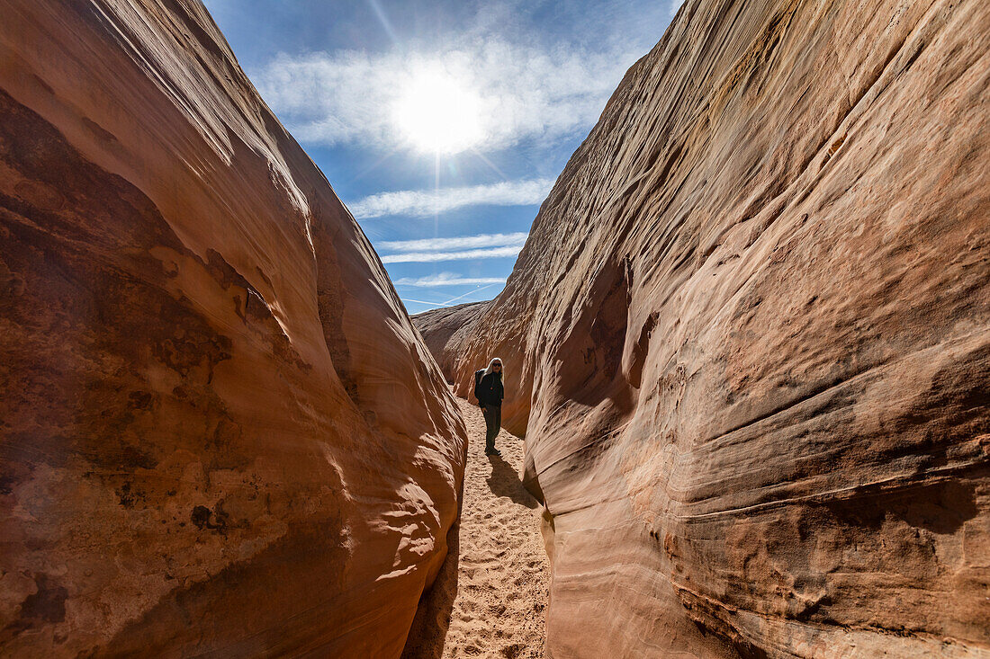 Vereinigte Staaten, Utah, Escalante, Älterer Wanderer im Sandstein-Canyon