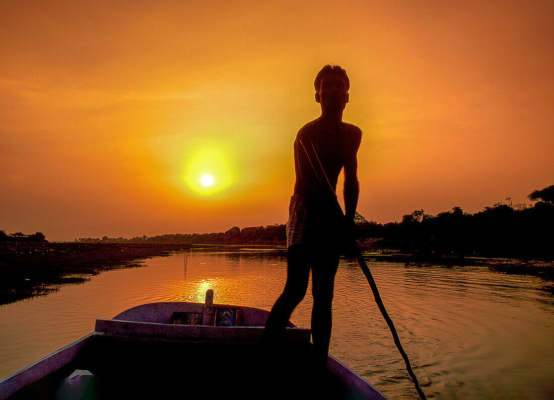 Indien, Agra, Bootsführer bei Sonnenuntergang