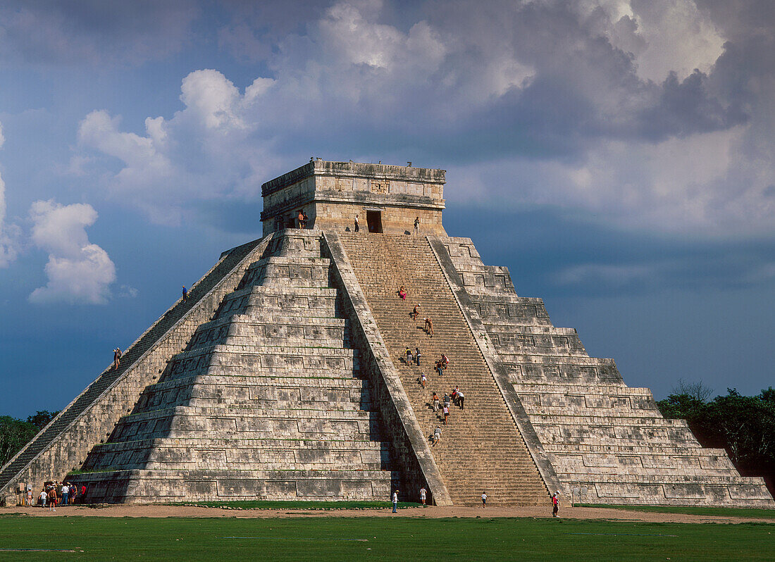 Mexiko, Chichen Itza, El Castillo, bekannt als der Tempel von Kukulcan