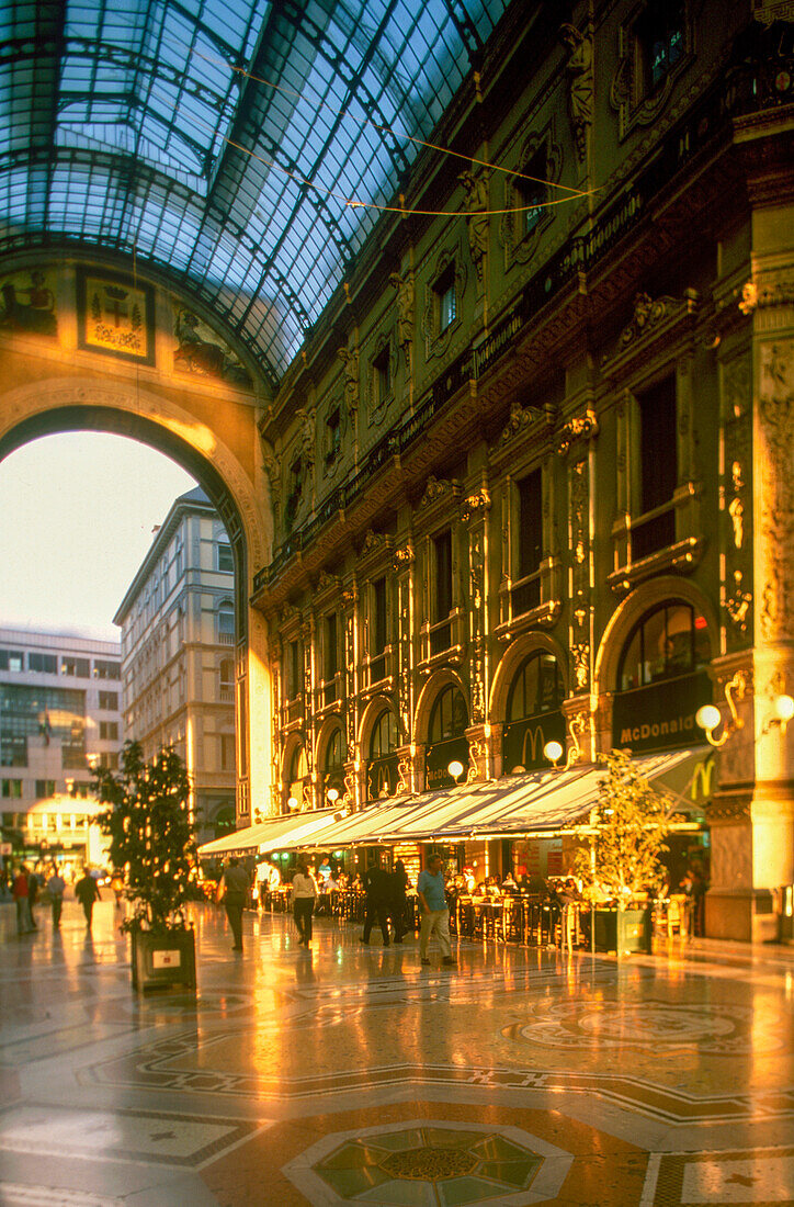 Italien, Mailand, Luxuriöse Geschäfte in der Galleria Vittorio Emanuele