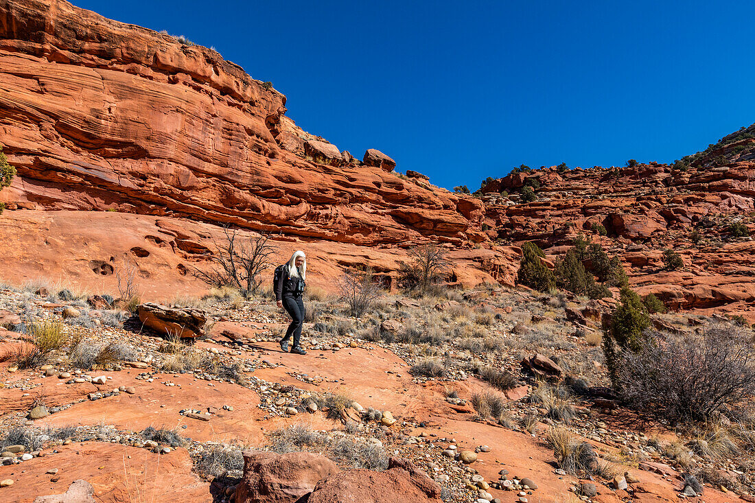 USA, Utah, Escalante, Frau wandert im Grand Staircase-Escalante National Monument