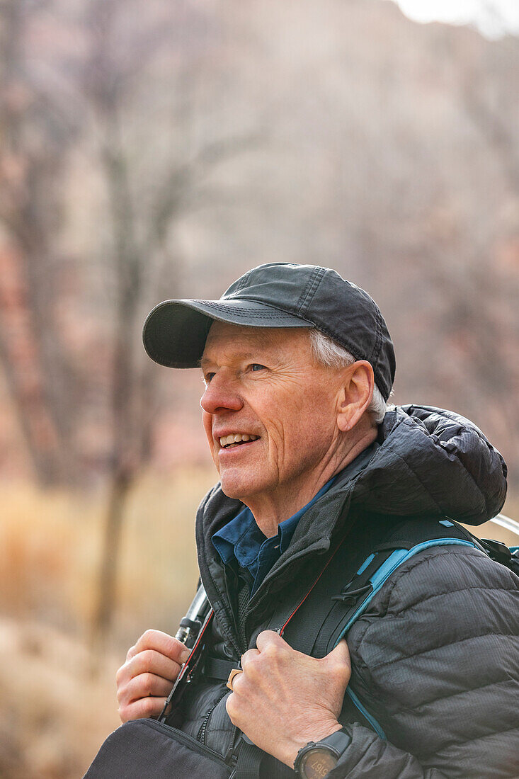 USA, Utah, Escalante, Älterer Mann wandert im Grand Staircase-Escalante National Monument