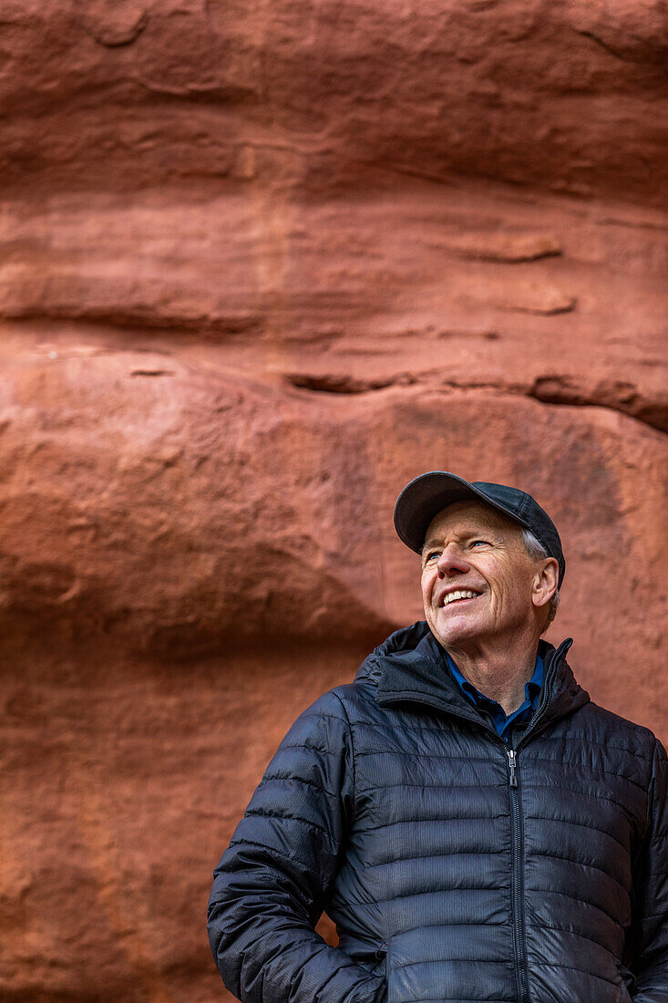 USA, Utah, Escalante, Porträt eines älteren Mannes beim Wandern im Grand Staircase-Escalante National Monument