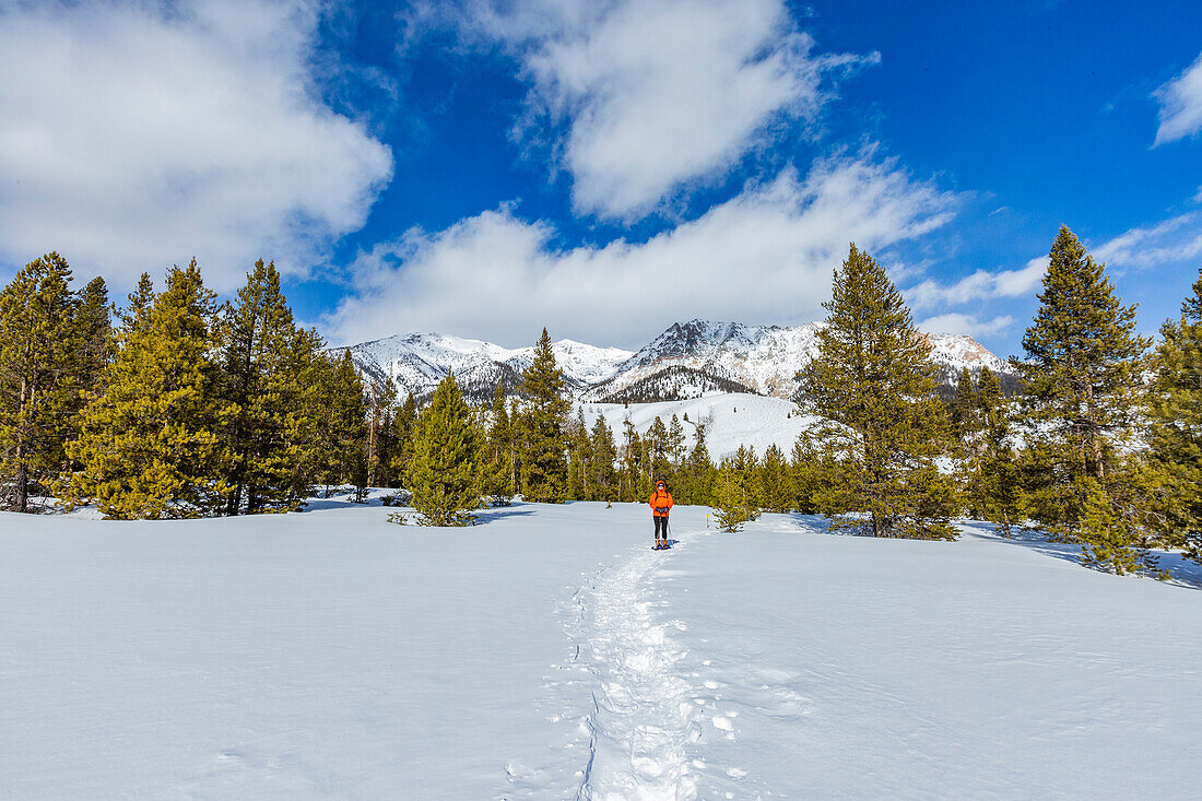 USA, Idaho, Sun Valley, Woman snowshoeing in mountains
