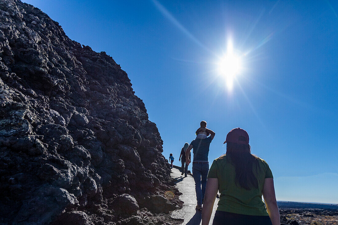 Familie besucht das Craters of Moon National Monument 