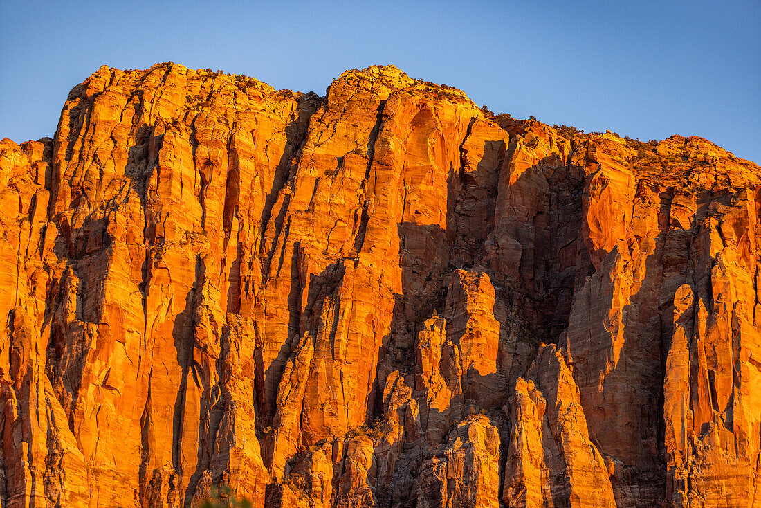 USA, Utah, Springdale, Rote Klippen bei Sonnenuntergang im Zion-Nationalpark