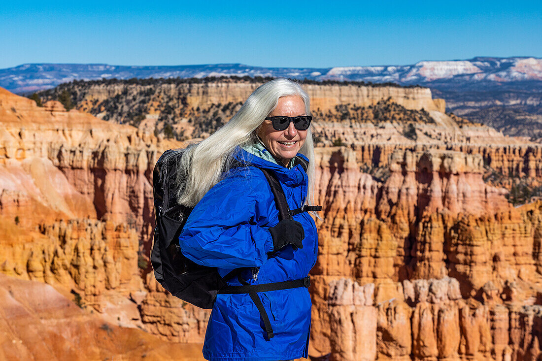 Vereinigte Staaten, Utah, Bryce Canyon National Park, Ältere blonde Frau beim Wandern