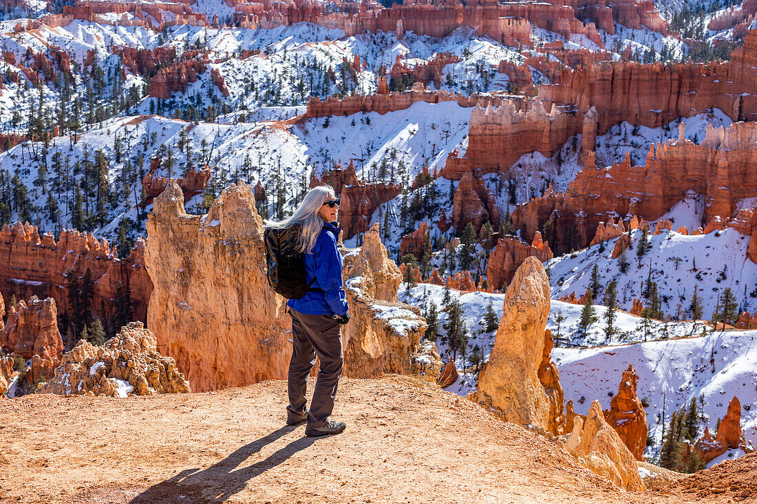 Vereinigte Staaten, Utah, Bryce Canyon National Park, Ältere blonde Frau beim Wandern