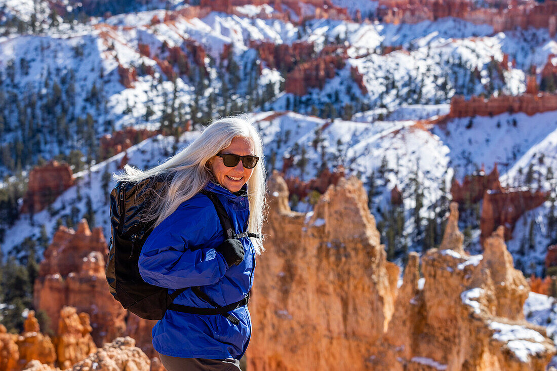 Vereinigte Staaten, Utah, Bryce Canyon National Park, Ältere blonde Frau wandert