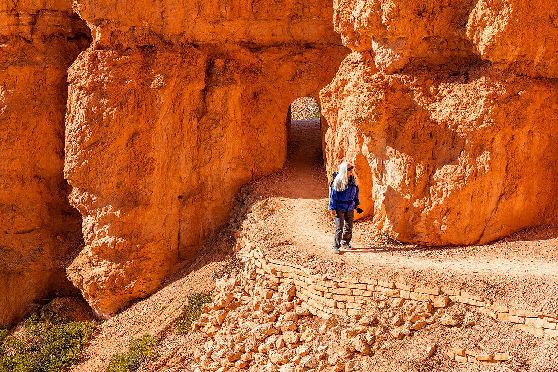 Vereinigte Staaten, Utah, Bryce Canyon National Park, Ältere blonde Frau wandert