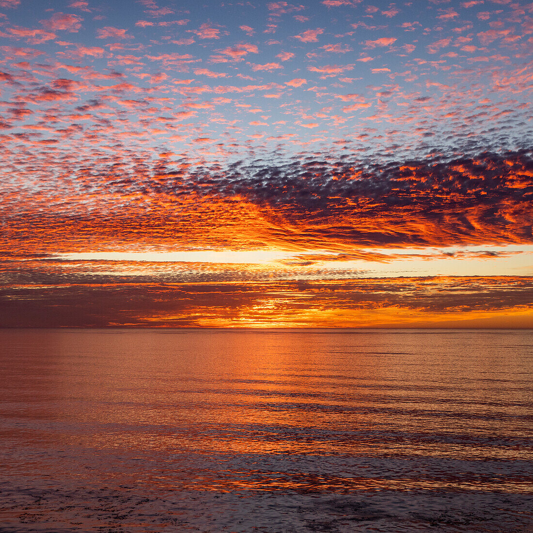 Vereinigte Staaten, Kalifornien, Big Sur, Cirruswolken über dem Meer bei Sonnenuntergang