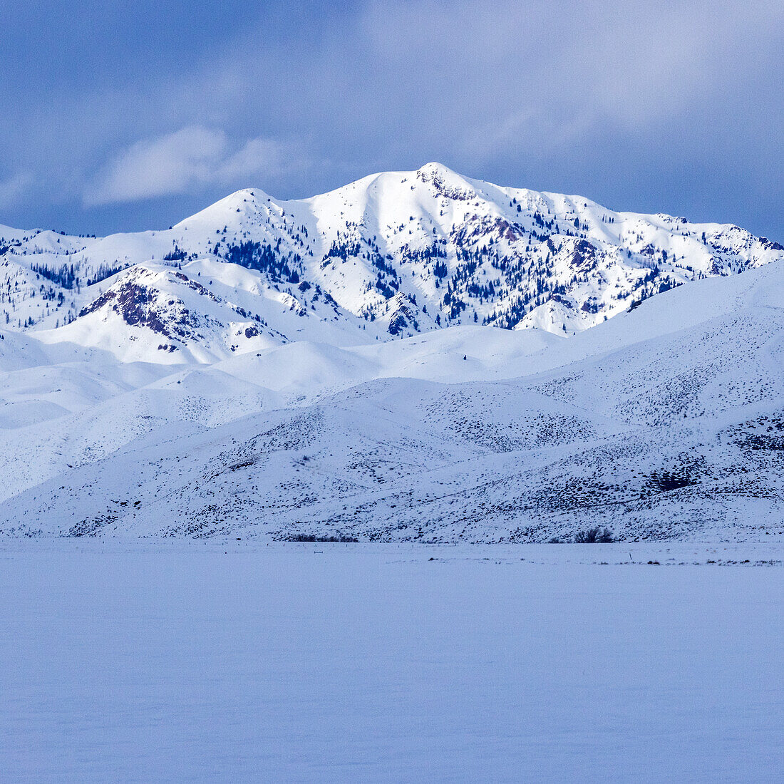 Vereinigte Staaten, Idaho, Fairfield, Verschneite Berglandschaft im Winter