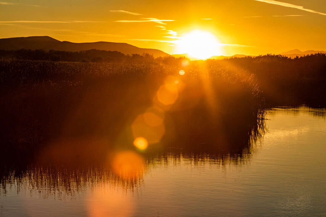 USA, Idaho, Bellevue, Setting sun reflecting in lake