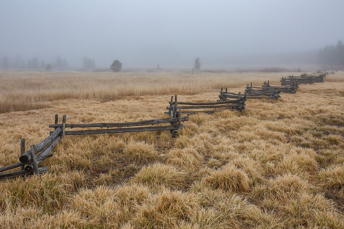 USA, Idaho, Stanley, Eisenbahnzaun in ländlicher Landschaft im Herbst 