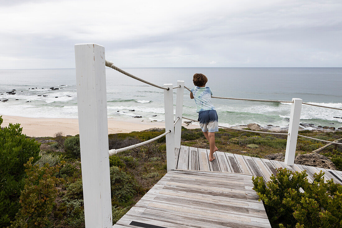 Südafrika, Westkap, Junge (8-9) mit Blick auf das Meer im Lekkerwater Naturreservat