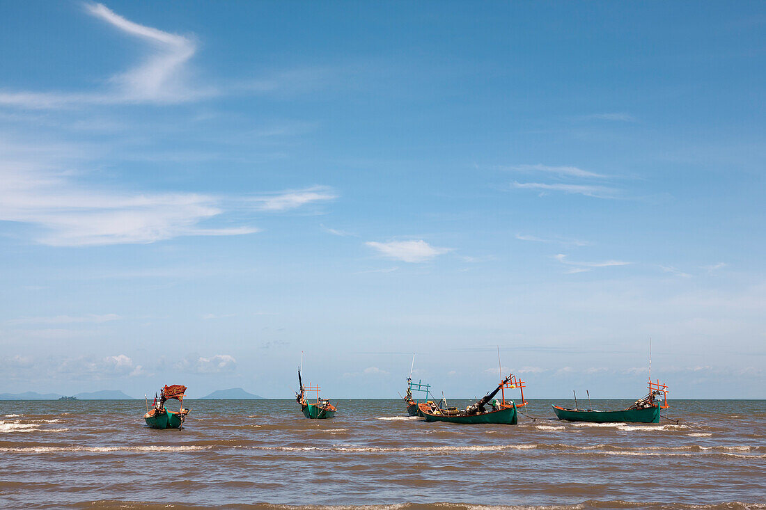 Kambodscha, Kep, Traditionelle Fischerboote auf dem Meer