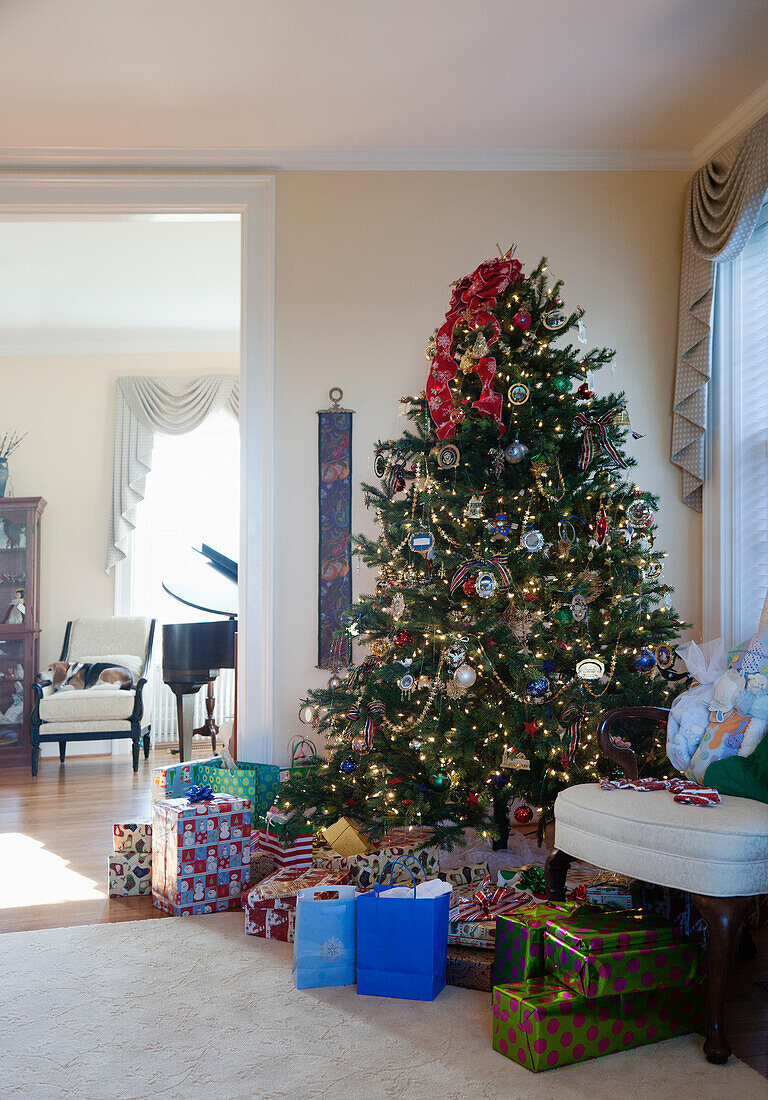 Weihnachtsbaum und Geschenke im Wohnzimmer