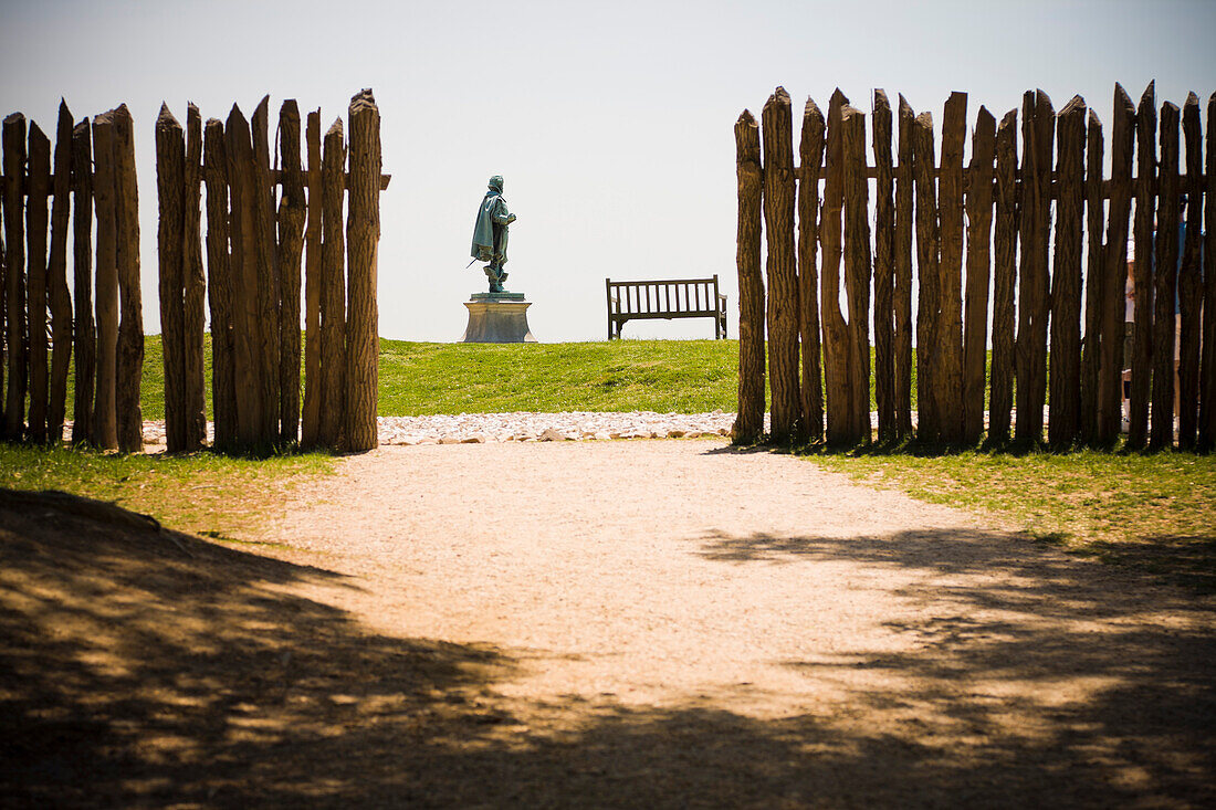 Vereinigte Staaten, Virginia, Jamestown, Historische Statue im öffentlichen Park