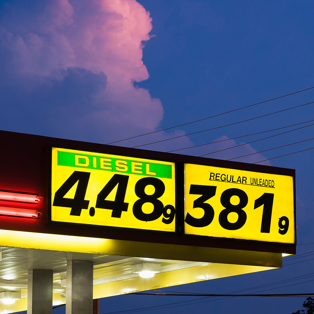 Vereinigte Staaten, Virginia, Norfolk, Werbeschild mit Treibstoffpreisen