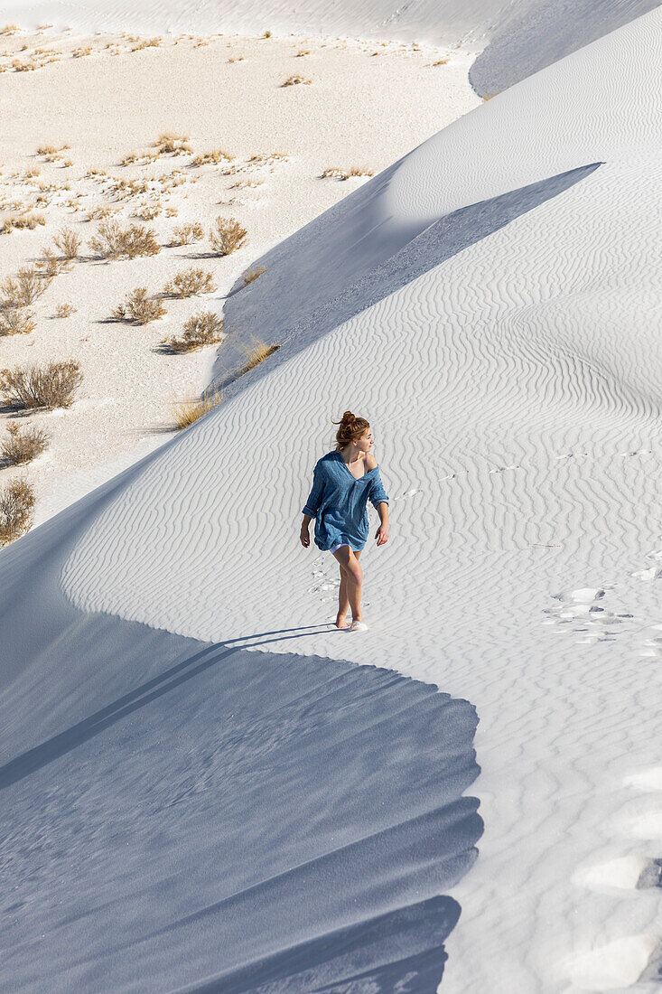United States, New Mexico, White Sands National Park, Teenage girl walking on sand