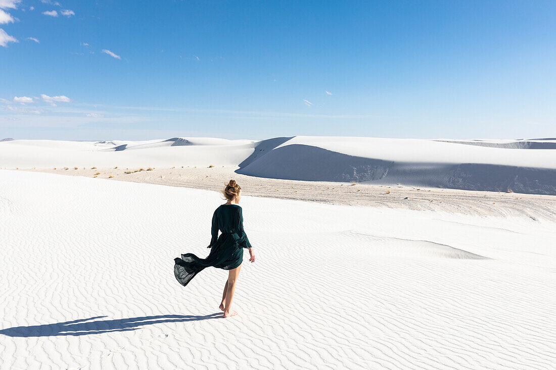 Vereinigte Staaten, New Mexico, White Sands National Park, Teenage girl walking