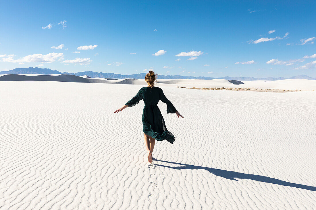 Vereinigte Staaten, New Mexico, White Sands National Park, Teenager-Mädchen tanzt