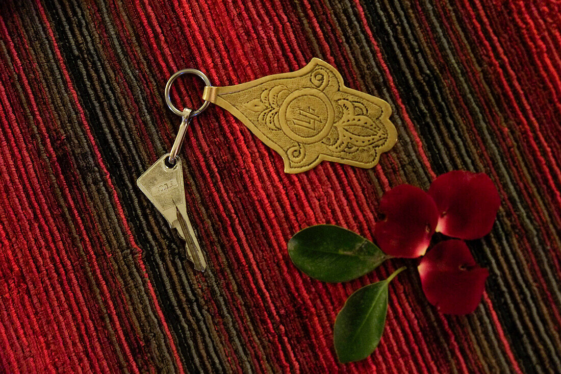 Zimmerschlüssel und Blume aus Messing