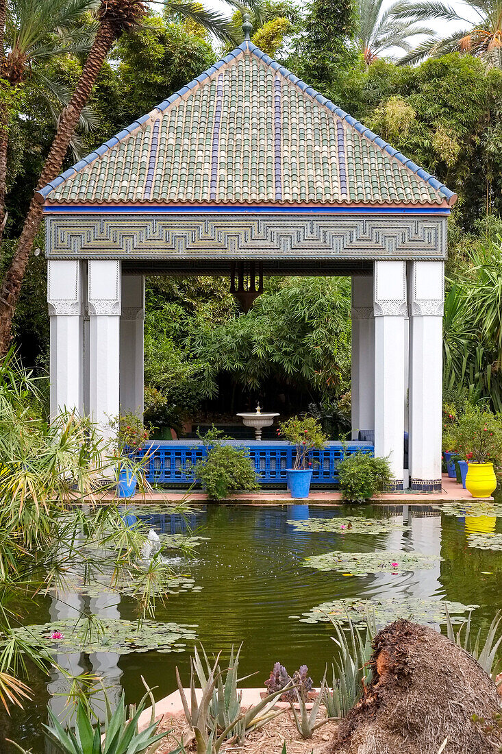 Marokkanisches Ziegeldach auf einem Pavillon an einem ruhigen Teich