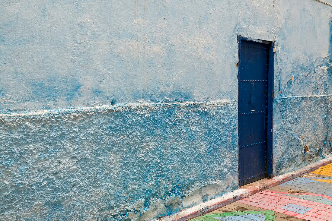 Afrika, Marokko, Bunte blaue Wände und eine alte Tür in einer Gasse in der Medina