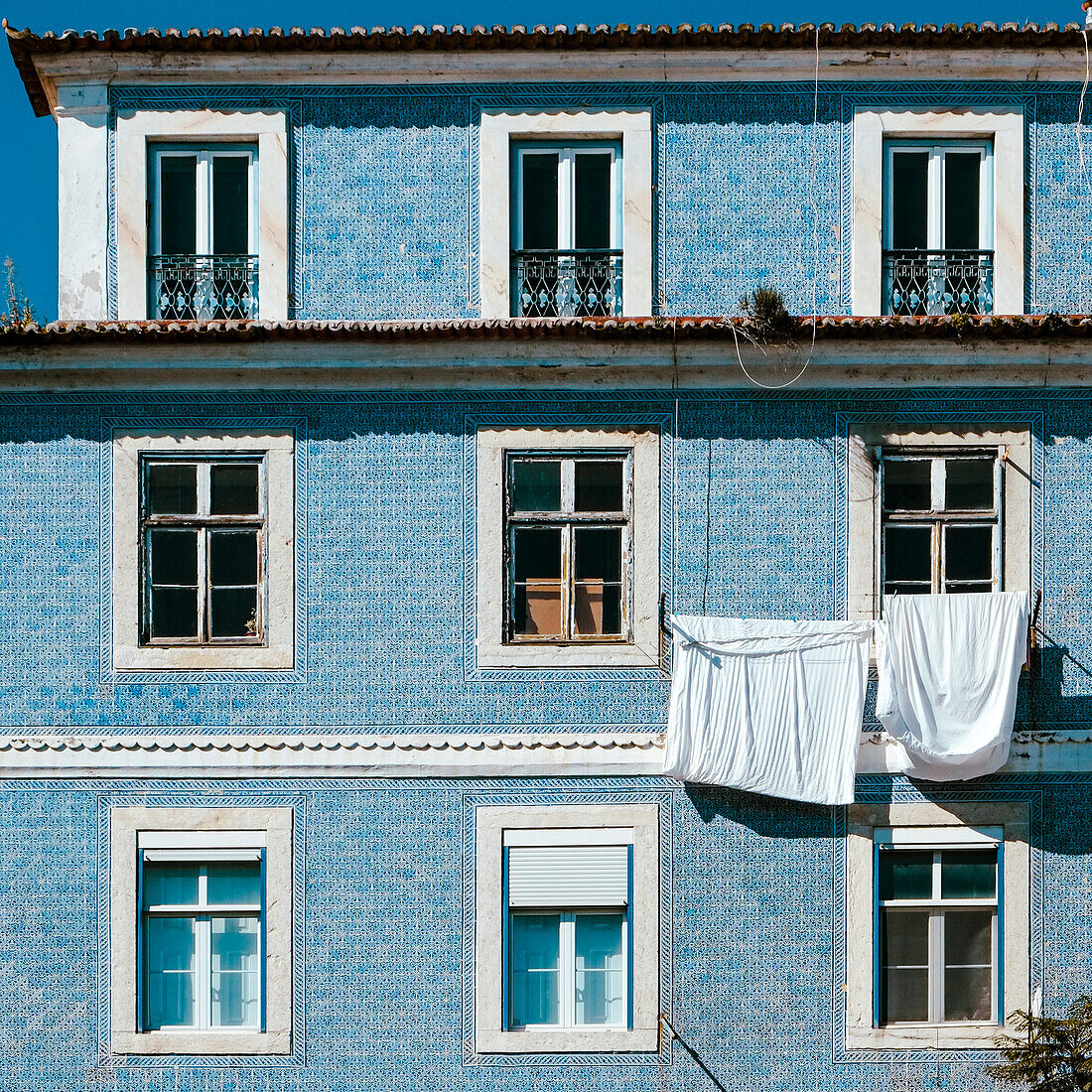 Portugal, Lisbon, Typical Portuguese Pombaline building with laundry hanging to dry