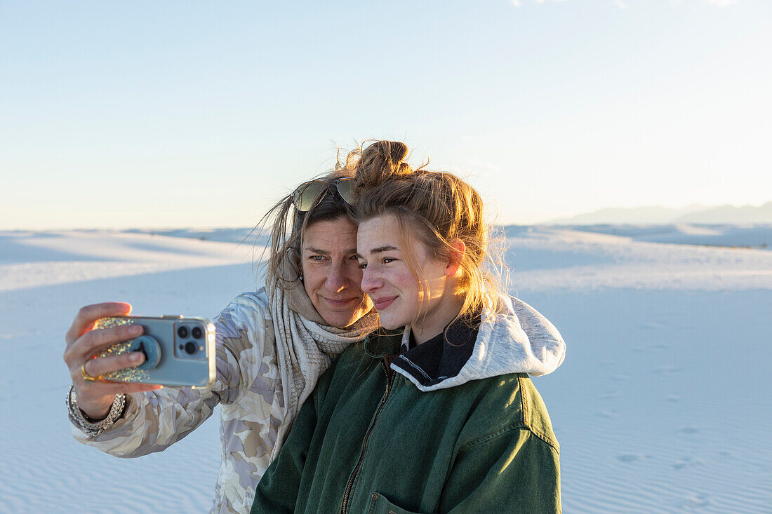 Mutter und jugendliche Tochter machen ein Selfie im White Sands National Park