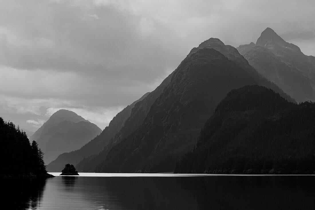 USA, Alaska, Tongass National Forest. Schwarzweißaufnahme einer stürmischen Landschaft am Lisianski Inlet