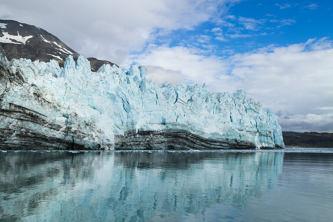 Alaska, Gletscherbucht. Nahaufnahme des Margerie Glacier mit Seitenmoräne und Ablagerungsschicht.