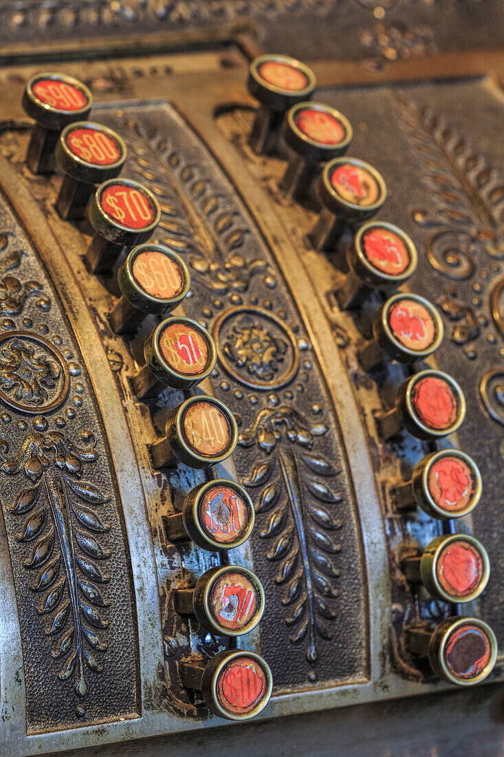 Antike Schlüssel auf einer Registrierkasse, Harrison Brothers Hardware Store Museum, die älteste noch betriebene Eisenwarenhandlung in Alabama.