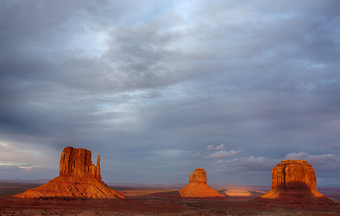 Arizona, Monument Valley, West Mitten, East Mitten und Merrick Butte, Sonnenuntergang