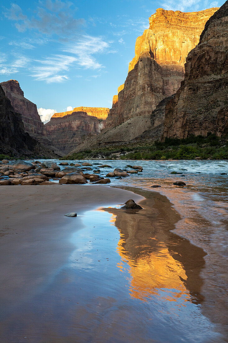 USA, Arizona. Reflektionen am Strand, Colorado River, Grand Canyon National Park.