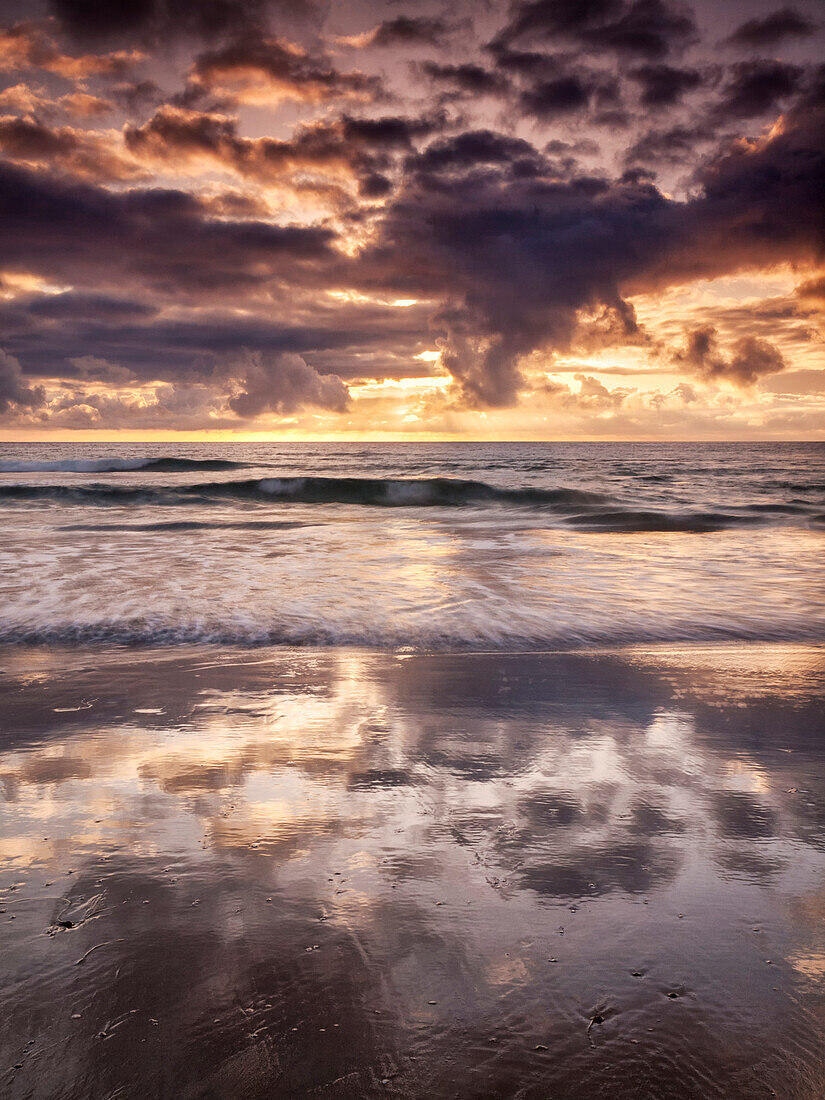 USA, Kalifornien, La Jolla, Wolkenreflexionen bei La Jolla Shores