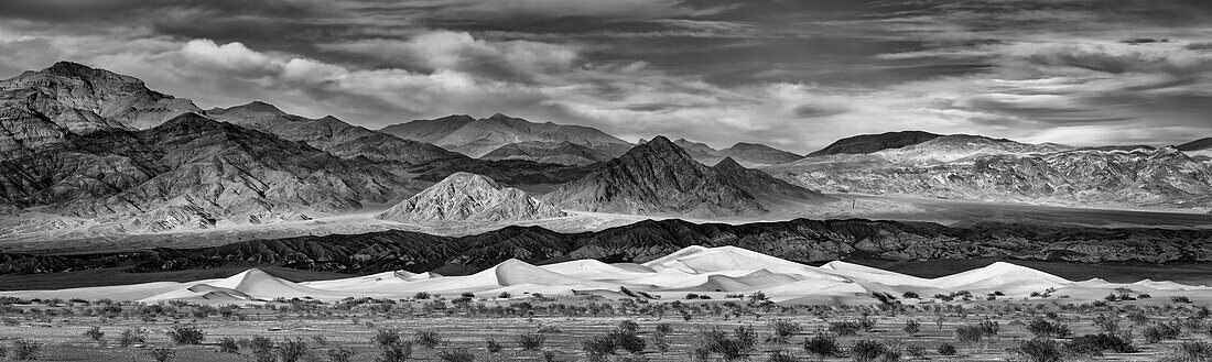 USA, California, Death Valley National Park, Stovepipe Wells, Panoramic view of Mesquite Flat Dunes