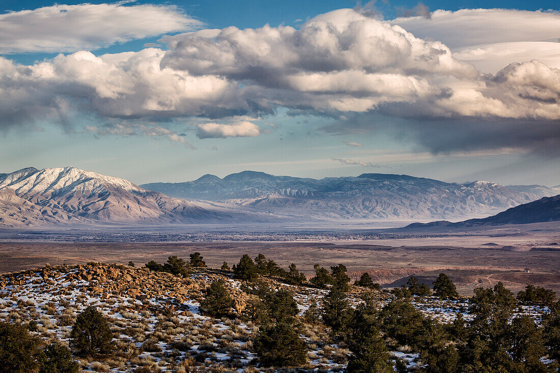 USA, California, Eastern Sierra, Owens Valley, View of Bishop