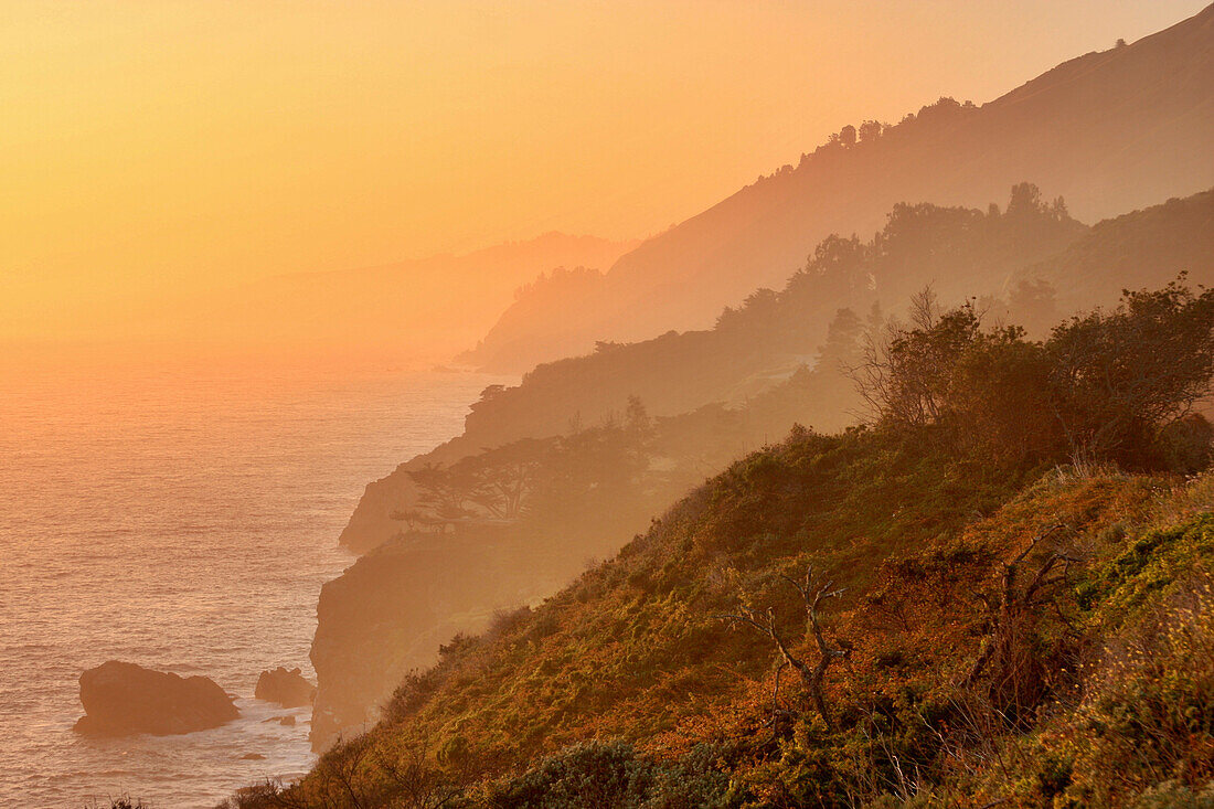 Goldener Sonnenuntergang an den Küstenklippen von Big Sur, Kalifornien, USA