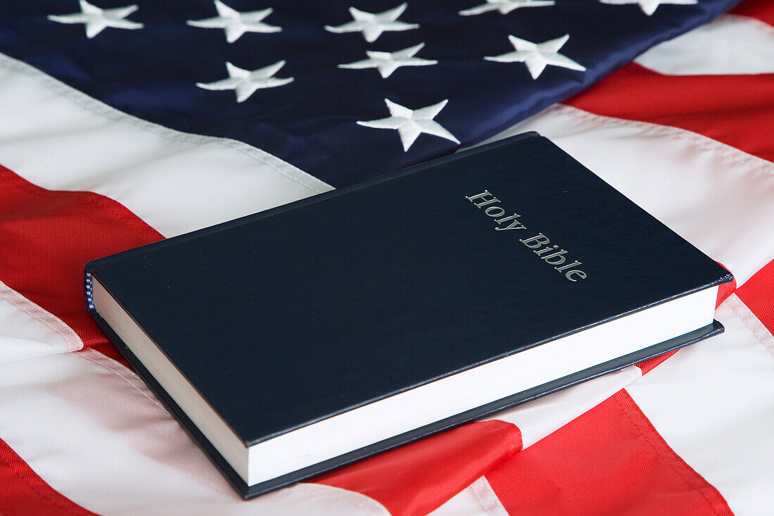USA, Kalifornien. Amerikanische Flagge und Bibel