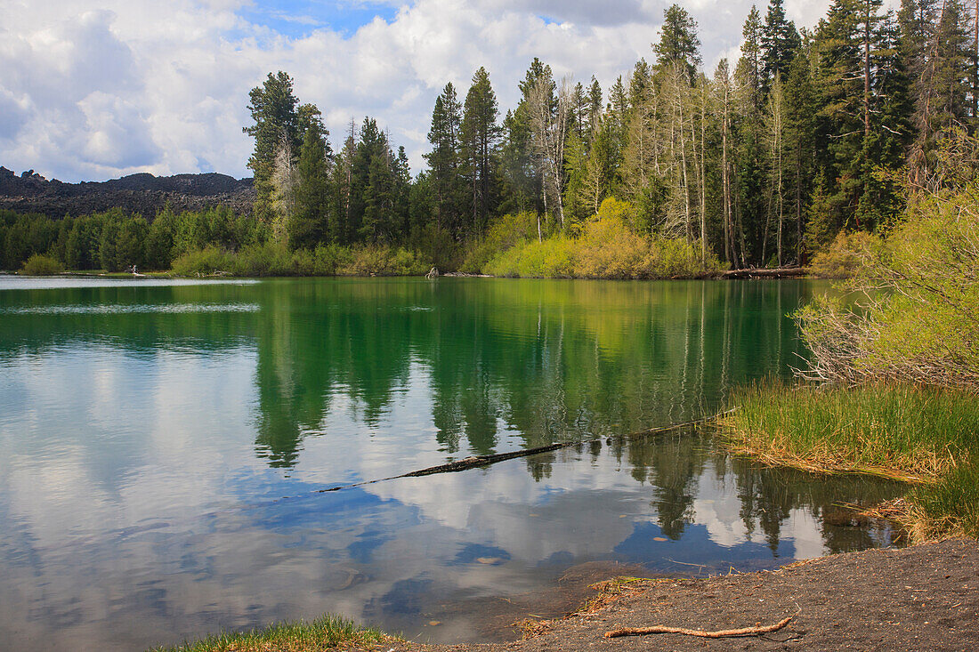 See in der nordöstlichen Ecke des Lassen Volcanic Park in Nordkalifornien. Hier befindet sich der größte Kuppelvulkan der Welt.